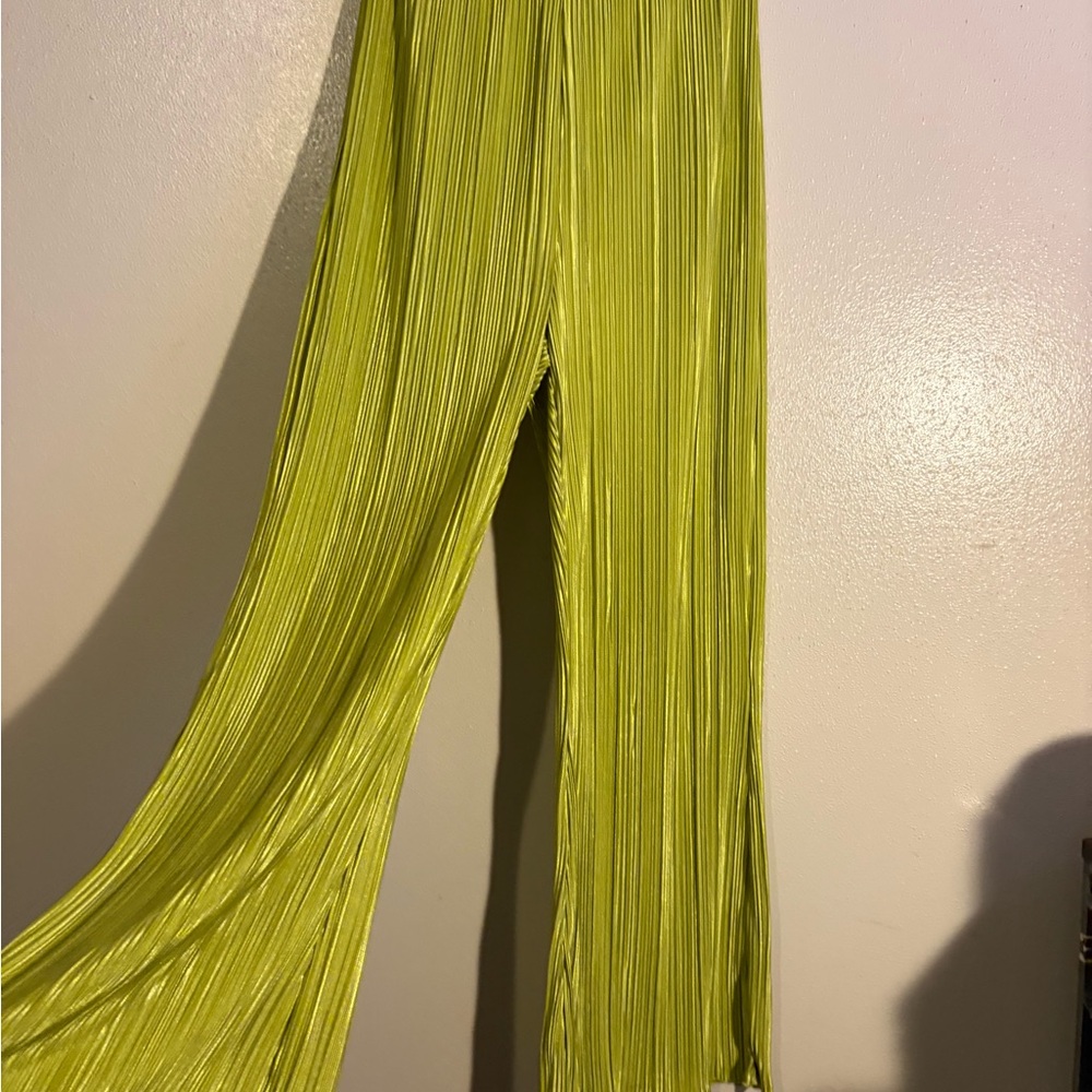 Good American Always Fits Plissé Wide‑Leg Pants & Cropped Shirt - Picture 6 of 7